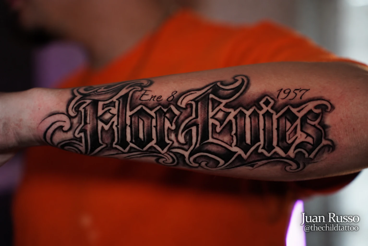 Tatuaje de lettering ornamental por Juan Russo en Cordova, Memphis.