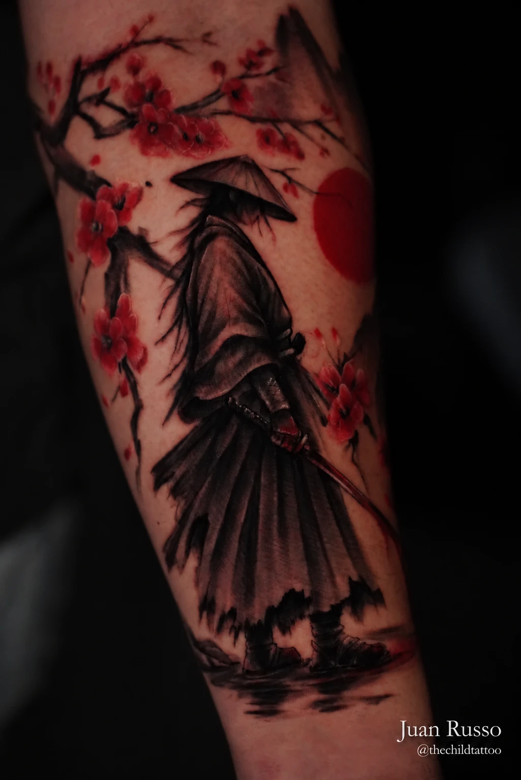Tatuaje de rōnin y flores rojas por Juan Russo en Cordova, Memphis.