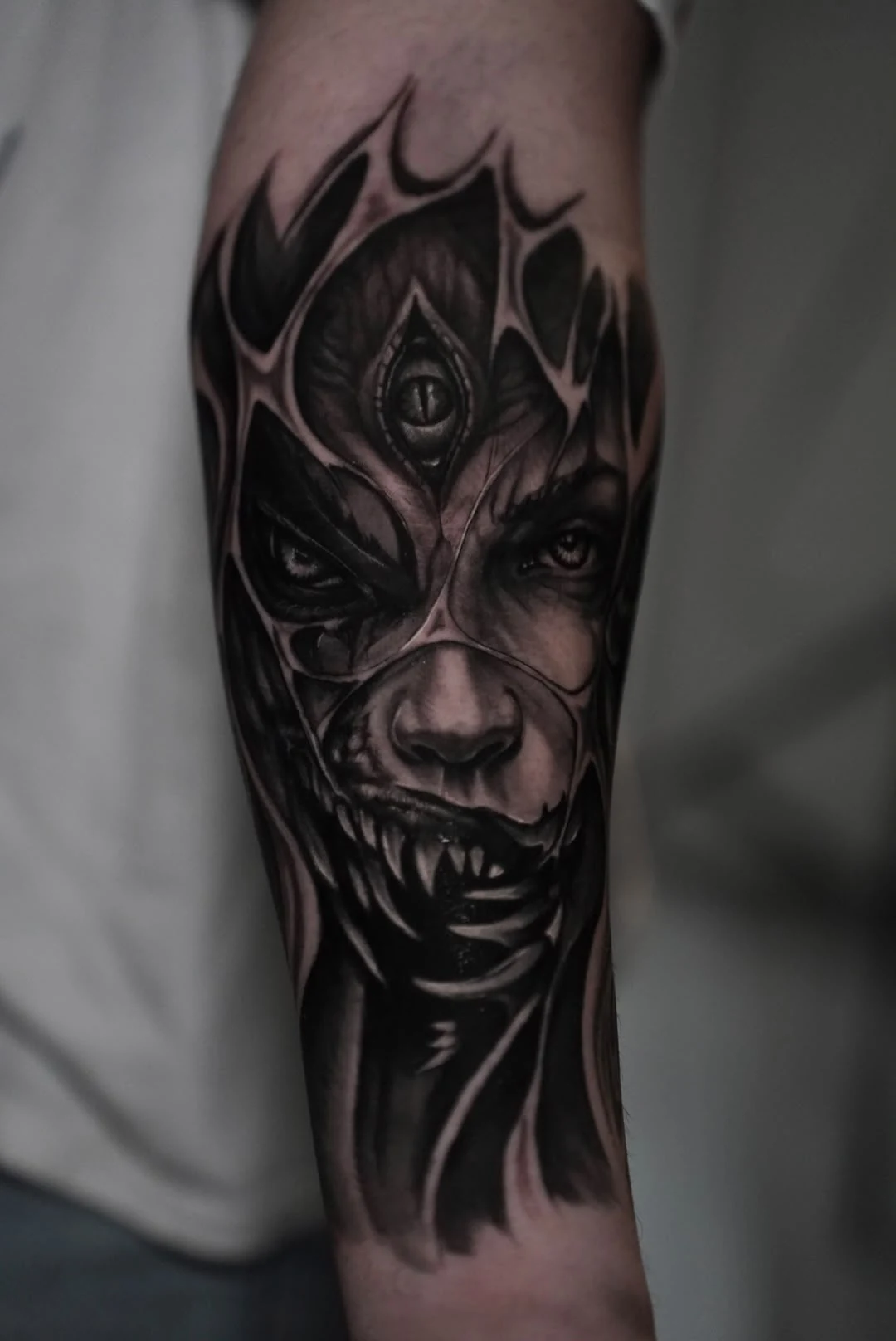 Tatuaje dark realism de Juan Russo en Memphis TN.